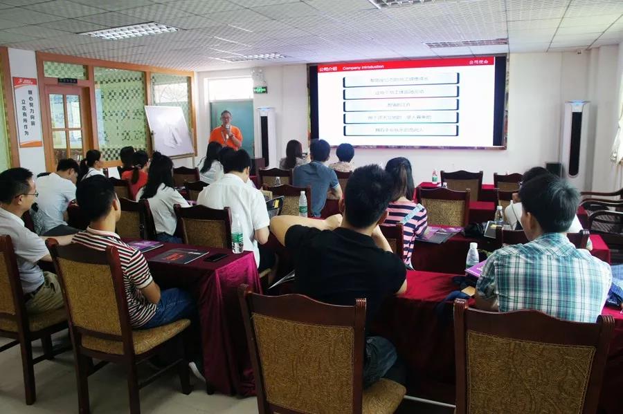 認(rèn)真聽講解的老師們 認(rèn)真聽講解的老師們