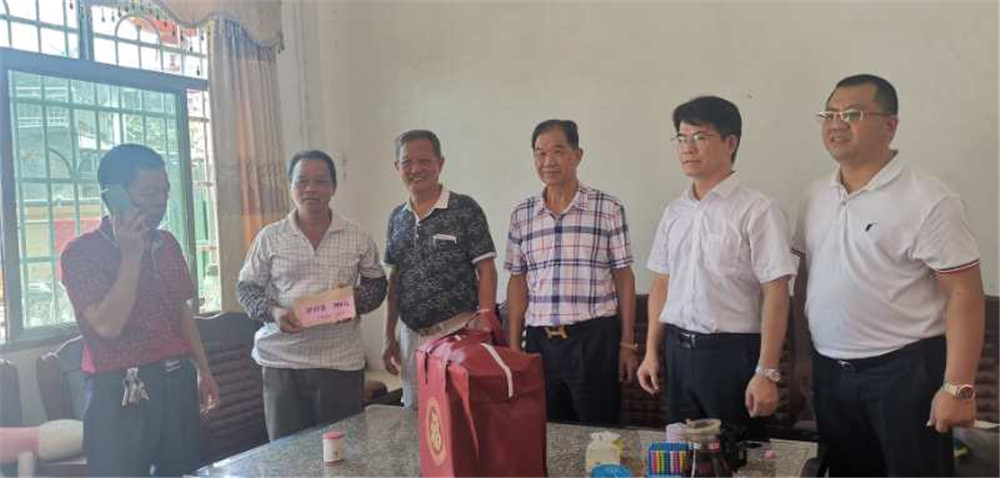 [賽思達(dá)烤箱]董事長(zhǎng)唐樹松參加鐘落潭鎮(zhèn)商會(huì)扶困助學(xué)活動(dòng)